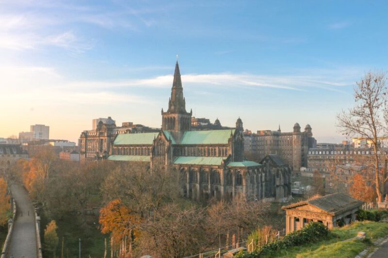 Glasgow: First Discovery Walk and Reading Walking Tour - Explore 10 Important Sites