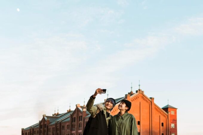 Glasgow: Insta-Perfect Walk With a Local - Knowledgeable Local Guide