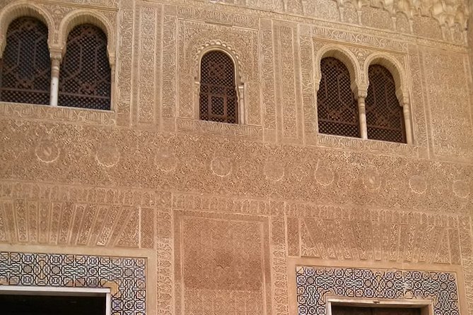 Going to Alhambra? 3 Hrs Private Tour! Skip the Long Lines to Visit the Alhambra - Meeting Details