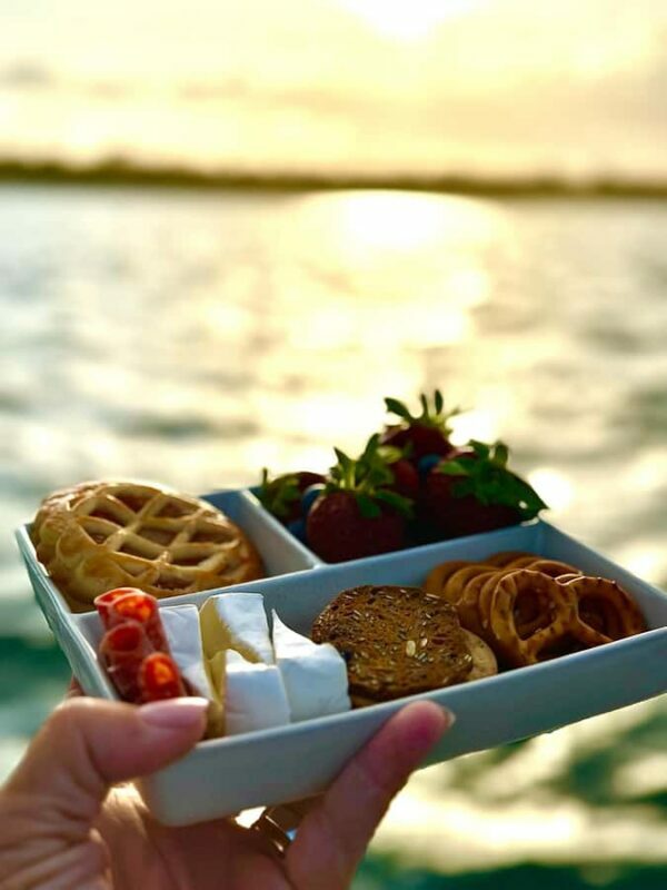 Gold Coast: Sunset Sailing Cruise incl food & drinks - The Sum Up