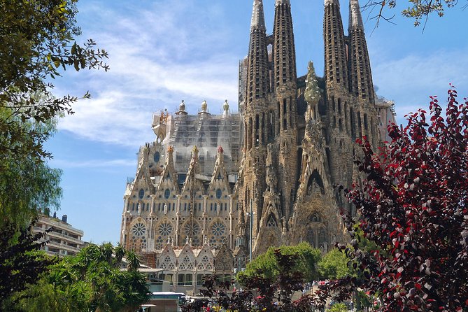Golden Hour in Gaudis Sagrada Familia With Expert Guide - Skip-the-Line Tickets