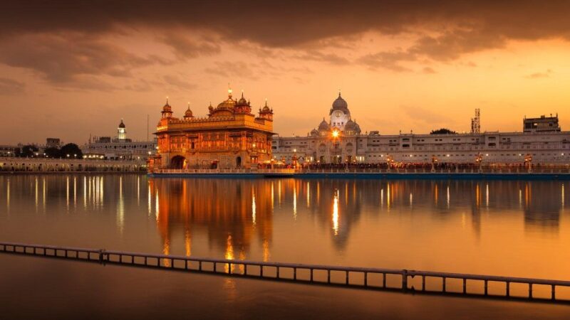 Golden Temple & Wagah Border in Amritsar With Lunch - Experiences at the Golden Temple