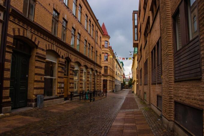 Gothenburg: Express Walk With a Local in 60 Minutes - Explore Key Landmarks