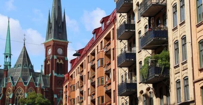 Gothenburg : Must-See Attractions Walking Tour - Languages and Accessibility