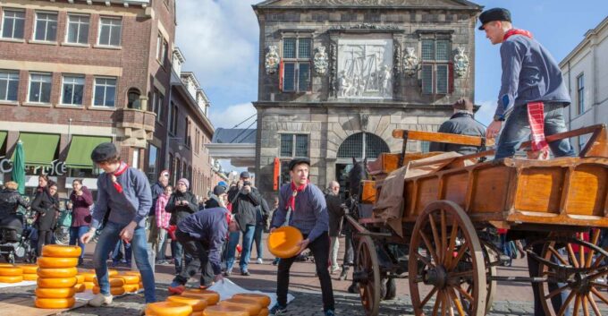 Gouda: Audiotour of Goudse Waag Cheese and Crafts Museum - Tasting Local Products