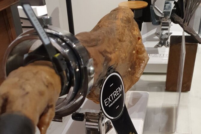Gourmet Tasting of Iberian Ham Oil and Wine Small Group in Madrid - Diverse Beverage Offerings