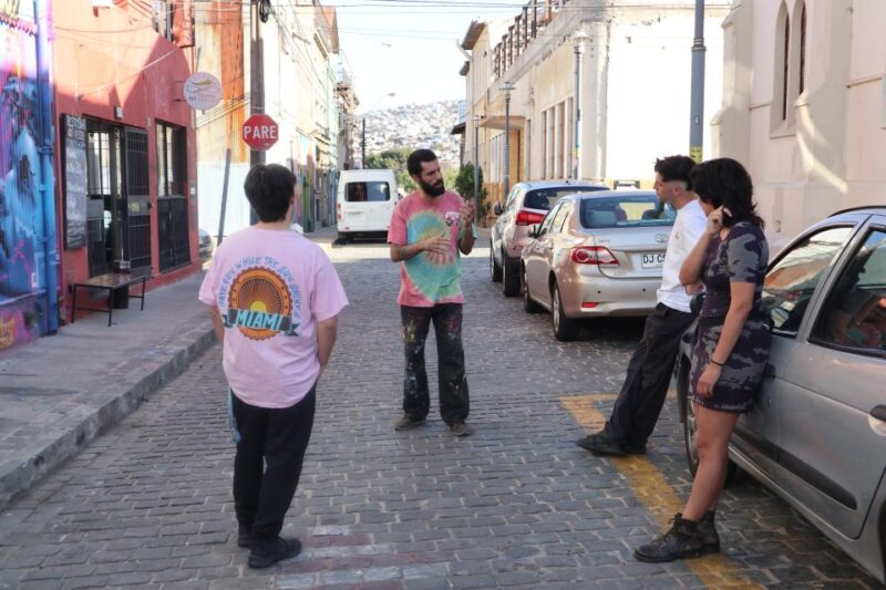 Graffiti in Valparaiso : Paint a Masterpiece in Our Wall. - Key Points