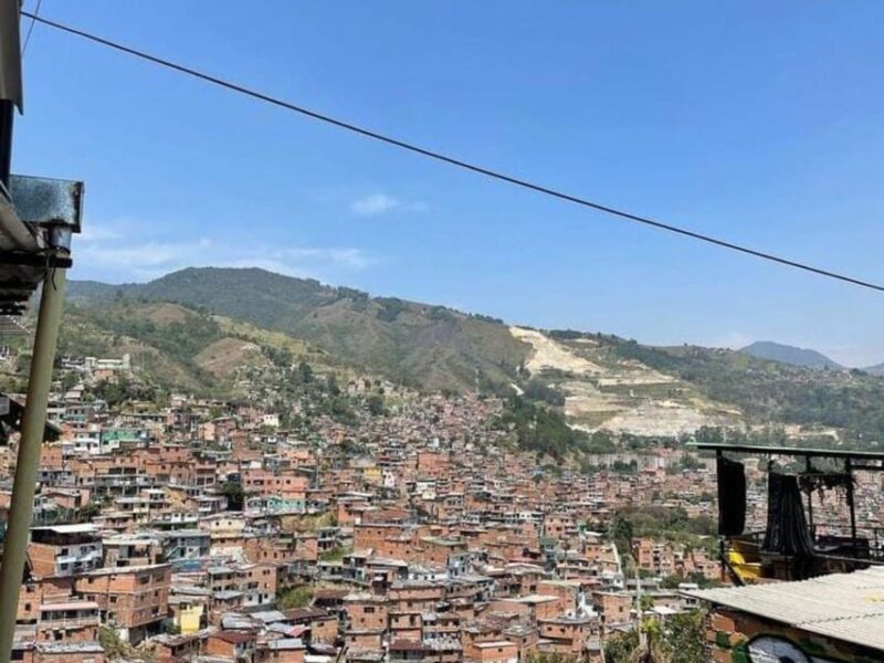 Graffiti Tour Medellin: History and Art in Comuna 13 - Tour Experience and Itinerary