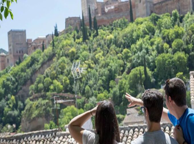 Granada: Albaicín and Sacromonte 2.5-Hour Walking Tour - Insights Into Moorish Architecture and History