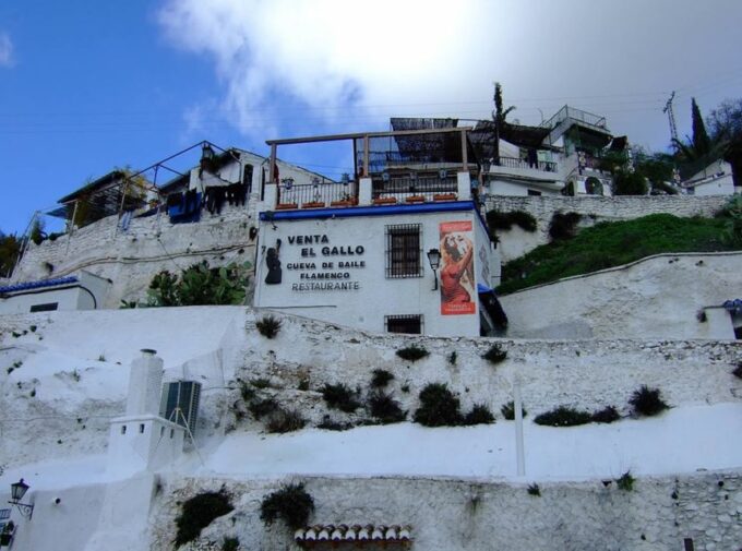 Granada: Albaicín and Sacromonte 2.5-Hour Walking Tour - Traversing the Historic City Gates and Walls
