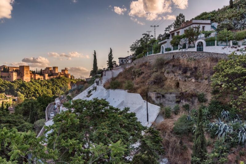 Granada: Albaicin and Sacromonte Evening Walking Tour - Itinerary Highlights