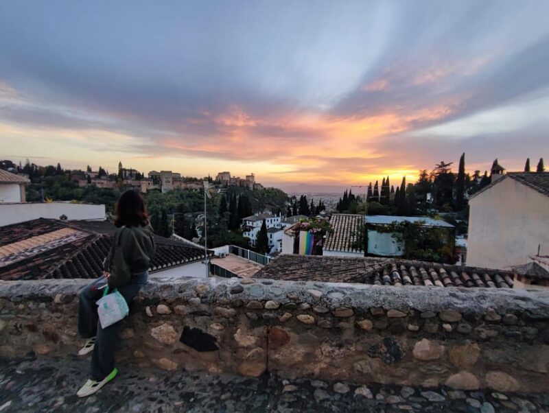 Granada: Albaicín and Sacromonte Sunset Tour & Flamenco Show - Key Points
