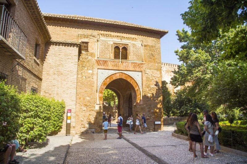 Granada: Alhambra, Albaycin, and Sacromonte Combo Tour - Guided Tour of Albaycín