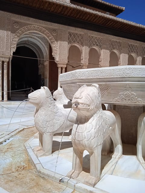 Granada: Alhambra, Alcazaba, and Nasrid Palaces Tour - Discovering the Alhambras Architectural Gems