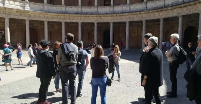 Granada: Alhambra and Albaicín Small Group Tour - Participants Allowed