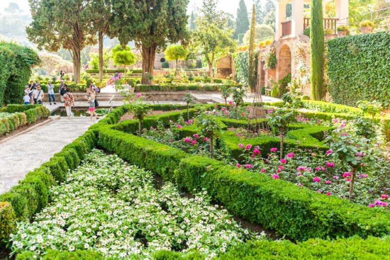 Granada: Alhambra and Generalife Garden Ticket & Guided Tour - Meeting Point and Accessibility