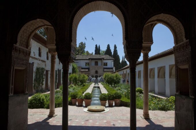 Granada Alhambra and Generalife Gardens Experience Tour - Languages Offered