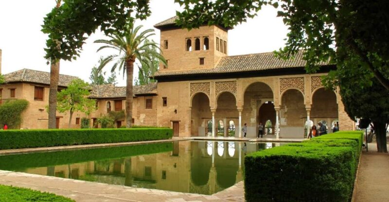 Granada: Alhambra and Generalife Gardens Guided Tour - Inclusions