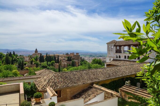 Granada: Alhambra and Generalife Gardens Guided Tour - Wandering Generalife Gardens