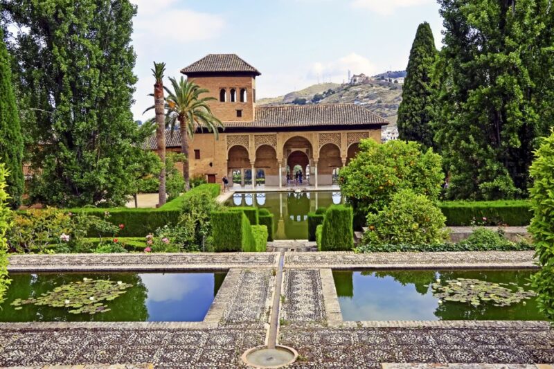 Granada: Alhambra and Generalife Private Fast-Track Tour - Architectural Wonders