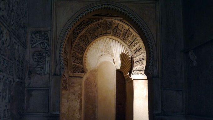 Granada: Alhambra and Nasrid Palaces Guided Tour at Night - Tour Duration and Languages
