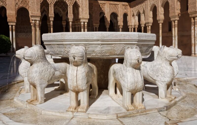 Granada: Alhambra and Nasrid Palaces Private Tour - Exploring the Alhambra