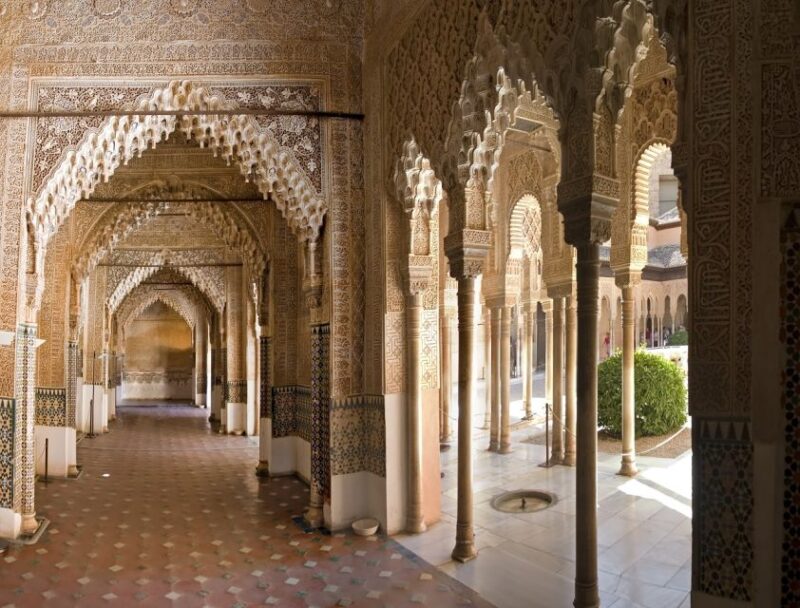Granada: Alhambra and Nasrid Palaces Private Tour - Discovering the Nasrid Palaces