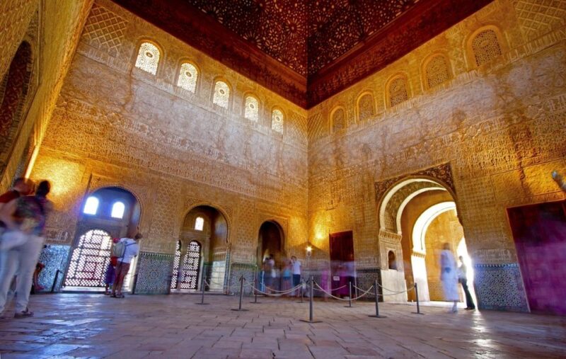 Granada: Alhambra and Nasrid Palaces Private Tour - Admiring the Generalife Gardens