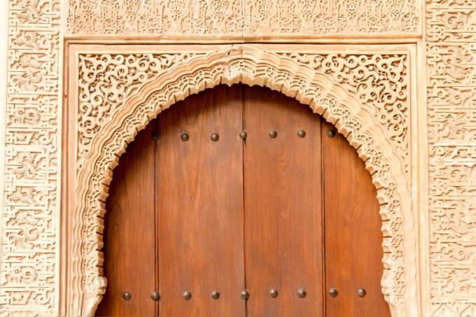 Granada: Alhambra and Nasrid Palaces Private Tour - Guided Commentary and Legends