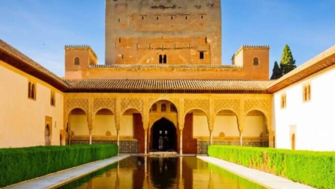 Granada: Alhambra and Nasrid Palaces Tour Without Tickets - Discover the Generalife Gardens
