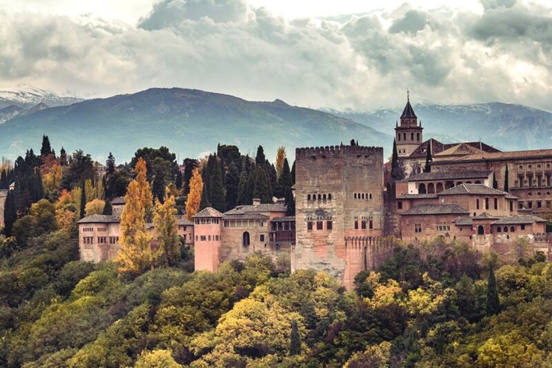 Granada: Alhambra, Cathedral, Royal Chapel and Albayzin Tour - Exploring the Alhambra