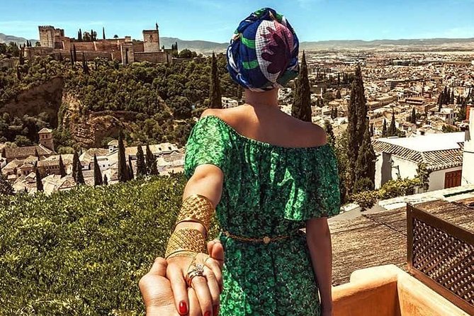 Granada: Alhambra Comlex + Nasrid Palaces + Alcazaba Guided Tour - Visiting the Alcazaba Fortress