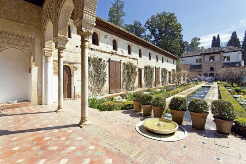 Granada: Alhambra, Gardens and Alcazaba Guided Tour - Generalife Gardens Highlights