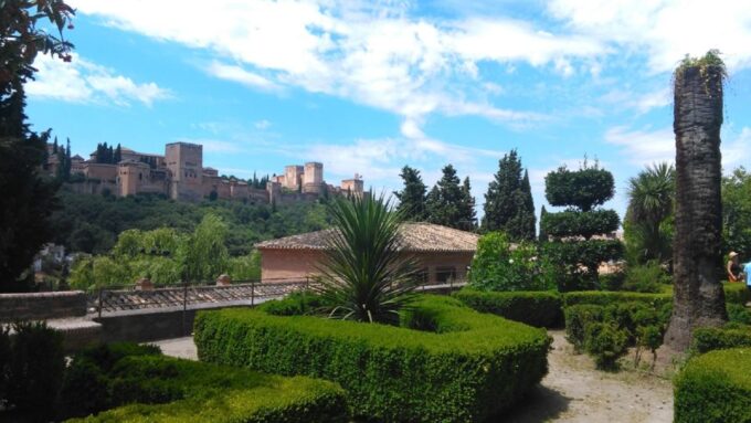 Granada: Alhambra Gardens, Generalife & Alcazaba Guided Tour - Wandering Through the Generalife Gardens