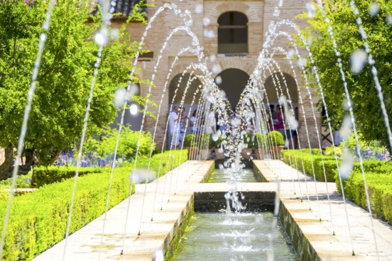 Granada: Alhambra Gardens, Generalife & Alcazaba Guided Tour - Itinerary Details