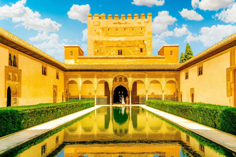 Granada: Alhambra, Generalife & Nasrid Palaces Guided Tour - Exploring the Alhambra