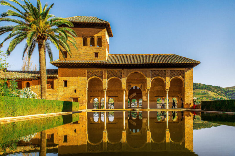 Granada: Alhambra, Generalife & Nasrid Palaces Guided Tour - Discovering the Nasrid Palaces