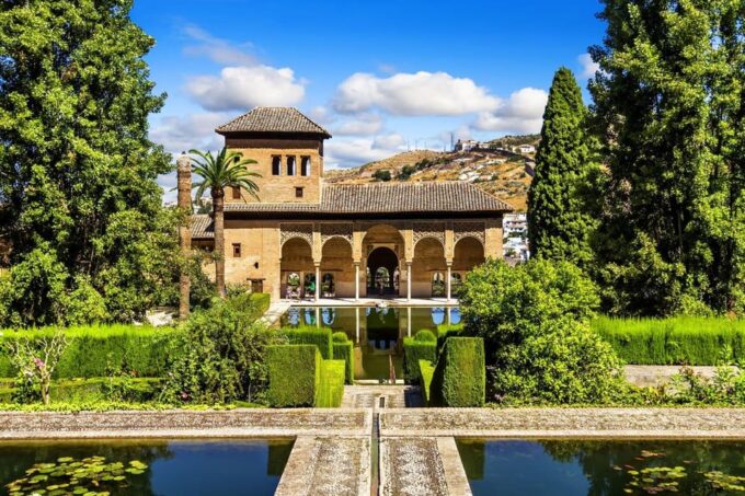 Granada: Alhambra Guided Tour Including Nasrid Palaces - Discovering the Nasrid Palaces