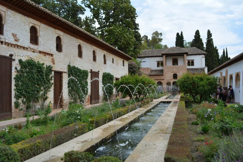 Granada: Alhambra Guided Tour W/ Nasrid Palaces & City Pass - Meeting Point