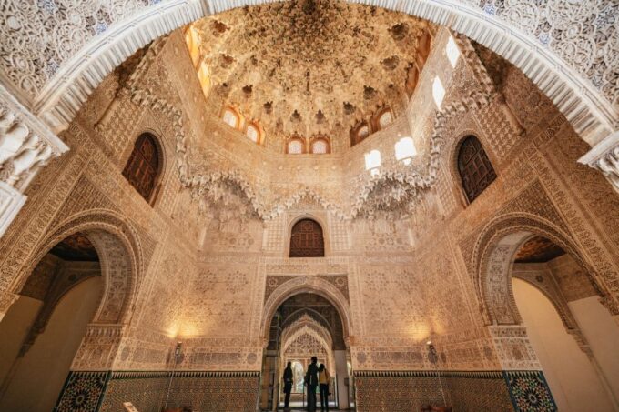 Granada: Alhambra Guided Tour With Nasrid Palaces & Gardens - Tour Languages