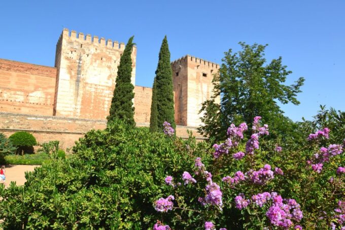 Granada: Alhambra, Nasrid Palaces and Generalife Guided Tour - Exploring the Alhambra