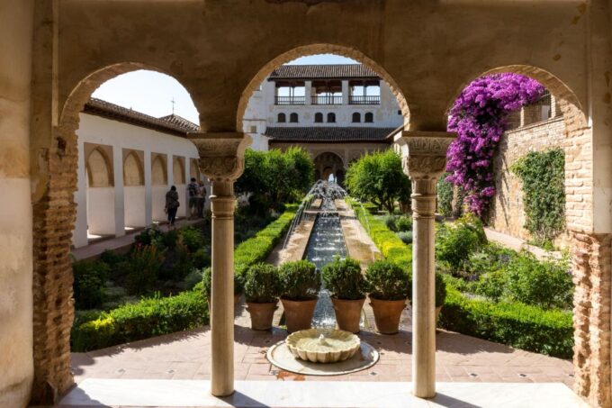 Granada: Alhambra, Nasrid Palaces and Generalife Guided Tour - Discover the Generalife
