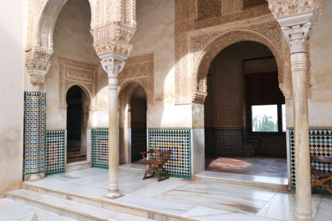 Granada: Alhambra, Nasrid Palaces and Generalife Guided Tour - Visiting the Nasrid Palaces