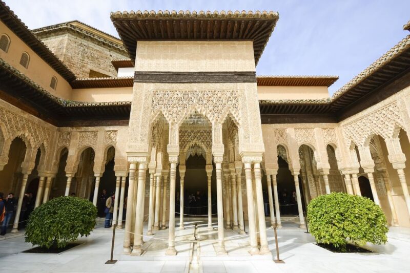 Granada: Alhambra, Nasrid Palaces, and Generalife Tour - Tour Inclusions and Amenities