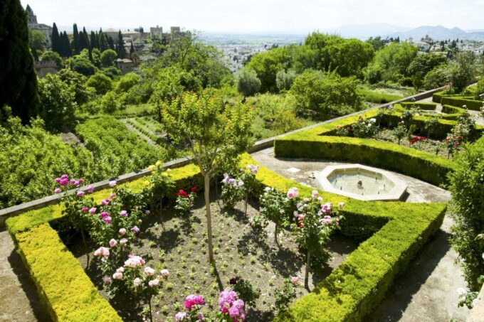Granada: Alhambra, Nasrid Palaces, and Generalife Tour - Meeting Point and Logistics