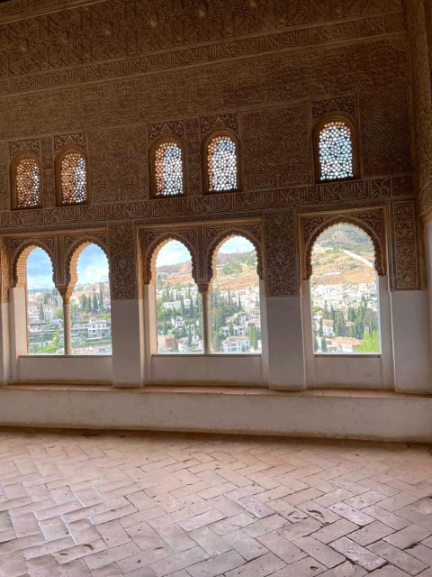 Granada: Alhambra & Nasrid Palaces Guided Tour With Tickets - Tour Duration and Meeting Points