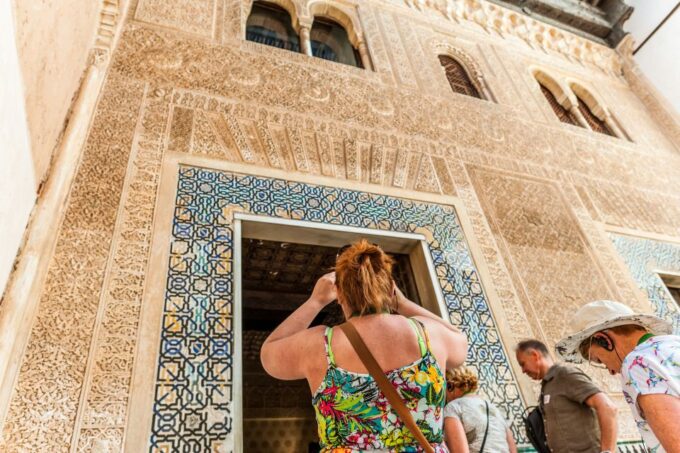 Granada: Alhambra & Nasrid Palaces Tour With Tickets - Guided Tour Languages