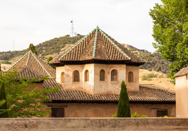 Granada (Alhambra): Scavenger Hunt and Self-Guided Tour - Experience Highlights