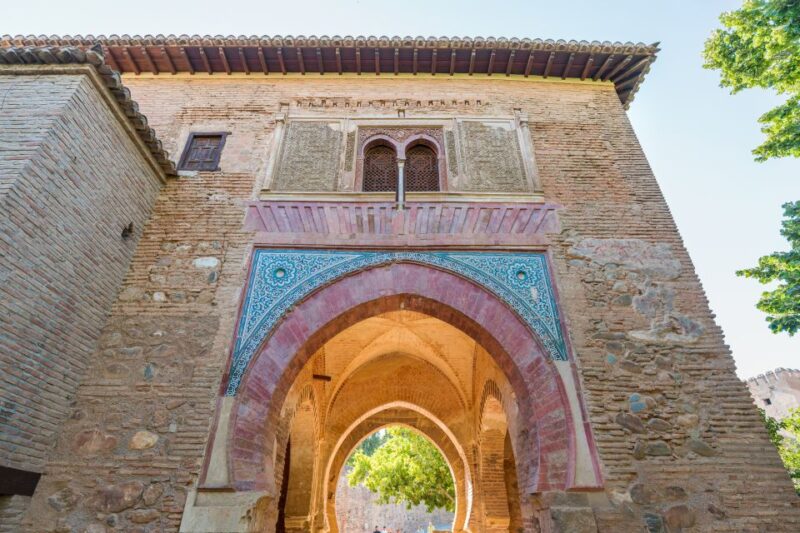 Granada: Alhambra Ticket and Guided Tour With Nasrid Palaces - Key Points