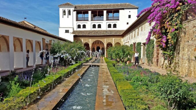 Granada: Alhambra With Nasrid Palaces Private Guided Tour - Languages Available